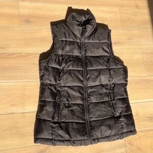 Like new black puffer vest w/zip pockets